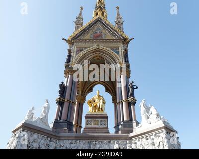 Londres, Grand Londres, Angleterre, juillet 17 2021 : l'Albert Memorial à la mémoire de Prince Albert, mari de la reine Victoria. Banque D'Images