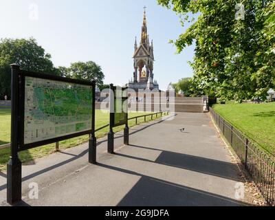 Londres, Grand Londres, Angleterre, 17 juillet 2021 : cartes de localisation dans les jardins de Kensington et le Mémorial Albert à la mémoire du Prince Albert. Banque D'Images