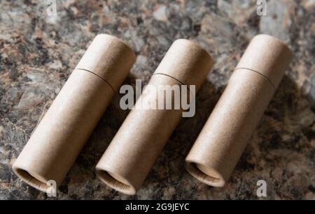 Trois tubes de baume à lèvres en carton sur fond de marbre Banque D'Images