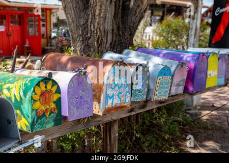 Madrid, Nouveau-Mexique - boîtes aux lettres colorées dans une petite ville remplie de boutiques d'art et d'autres attractions touristiques sur le sentier Turquoise National Scenic By Banque D'Images