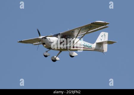 G-OASK, un Aeropro Eurofox privé, à l'approche de l'aéroport international de Prestwick à Ayrshire, en Écosse. Banque D'Images