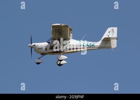 G-OASK, un Aeropro Eurofox privé, à l'approche de l'aéroport international de Prestwick à Ayrshire, en Écosse. Banque D'Images