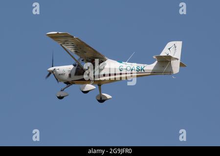 G-OASK, un Aeropro Eurofox privé, à l'approche de l'aéroport international de Prestwick à Ayrshire, en Écosse. Banque D'Images