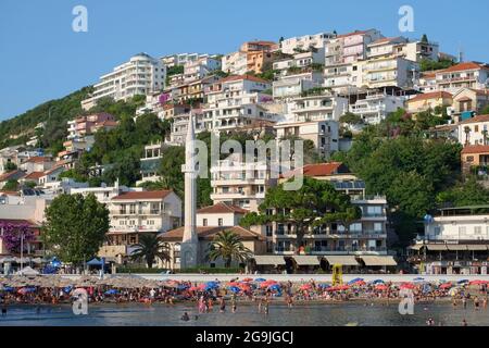 ULCINJ, MONTÉNÉGRO - 10 JUILLET 2015: Ulcinj Plage surpeuplée 'la Plaza' avec un minaret élégant sur la promenade, Monténégro Banque D'Images