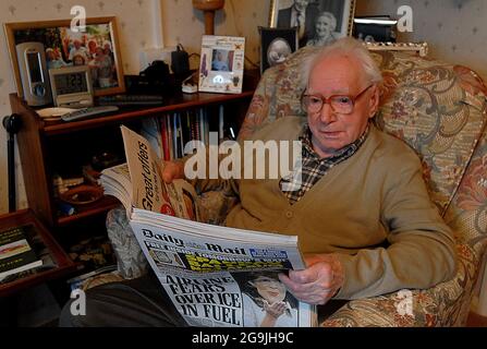 JACK TURNER RELAXS, UN LECTEUR DE COURRIER QUOTIDIEN DE 100 ANS, DANS SA MAISON DE NEWICK, DANS L'EST DU SUSSEX. LA SEULE FOIS QUE JACK A QUITTÉ LE VILLAGE EN UN SIÈCLE A ÉTÉ UN POUR DEUX SEMAINES DE VACANCES DANS LES CORNOUAILLES. PIC MIKE WALKER, 2008 Banque D'Images