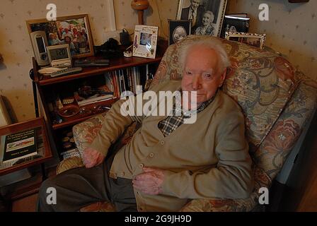 JACK TURNER RELAXS, UN LECTEUR DE COURRIER QUOTIDIEN DE 100 ANS, DANS SA MAISON DE NEWICK, DANS L'EST DU SUSSEX. LA SEULE FOIS QUE JACK A QUITTÉ LE VILLAGE EN UN SIÈCLE A ÉTÉ UN POUR DEUX SEMAINES DE VACANCES DANS LES CORNOUAILLES. PIC MIKE WALKER, 2008 Banque D'Images