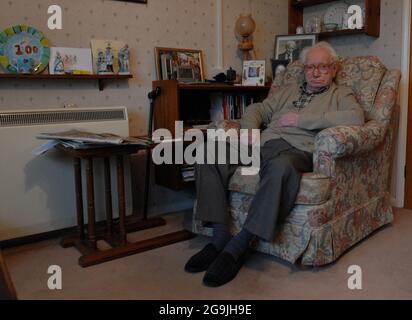 JACK TURNER RELAXS, UN LECTEUR DE COURRIER QUOTIDIEN DE 100 ANS, DANS SA MAISON DE NEWICK, DANS L'EST DU SUSSEX. LA SEULE FOIS QUE JACK A QUITTÉ LE VILLAGE EN UN SIÈCLE A ÉTÉ UN POUR DEUX SEMAINES DE VACANCES DANS LES CORNOUAILLES. PIC MIKE WALKER, 2008 Banque D'Images