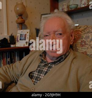 JACK TURNER RELAXS, UN LECTEUR DE COURRIER QUOTIDIEN DE 100 ANS, DANS SA MAISON DE NEWICK, DANS L'EST DU SUSSEX. LA SEULE FOIS QUE JACK A QUITTÉ LE VILLAGE EN UN SIÈCLE A ÉTÉ UN POUR DEUX SEMAINES DE VACANCES DANS LES CORNOUAILLES. PIC MIKE WALKER, 2008 Banque D'Images