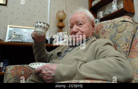 JACK TURNER RELAXS, UN LECTEUR DE COURRIER QUOTIDIEN DE 100 ANS, DANS SA MAISON DE NEWICK, DANS L'EST DU SUSSEX. LA SEULE FOIS QUE JACK A QUITTÉ LE VILLAGE EN UN SIÈCLE A ÉTÉ UN POUR DEUX SEMAINES DE VACANCES DANS LES CORNOUAILLES. PIC MIKE WALKER, 2008 Banque D'Images