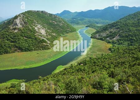 La rivière Crnojevica coule dans le parc national du lac Skadar, Monténégro Banque D'Images