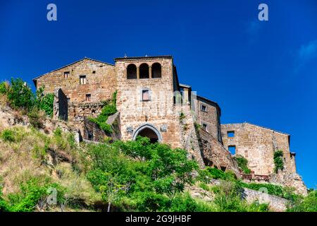 Civita di Bagnoregio, Italie. Vue d'été sur les belles rues et bâtiments médiévaux Banque D'Images