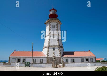 Le phare de Cape Espichel (portugais : Farol do Cabo Espichel) est situé sur la côte ouest de la paroisse civile de Castelo, municipalité de Sesimbra Banque D'Images