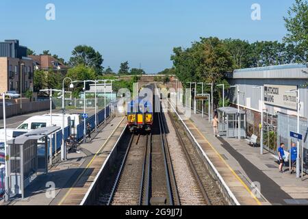Train South West quittant la gare d'Ashford, Ashford, Surrey. Angleterre, Royaume-Uni Banque D'Images