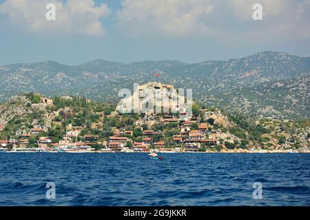 Le château de Simena et le village de Kaleköy depuis un kayak. Côte turquoise, Demre, Antalya, Turquie Banque D'Images