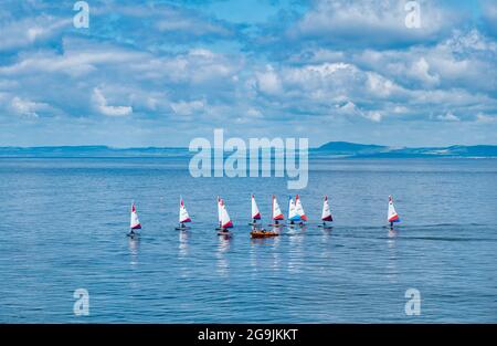 Voile des dinghies dans le Firth of Forth lors d'une chaude journée ensoleillée d'été avec ciel bleu et nuages, Écosse, Royaume-Uni Banque D'Images