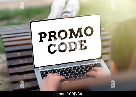 Inspiration montrant le code promotionnel de l'affiche. Mot écrit sur des lettres ou des chiffres qui permet d'obtenir une réduction sur des appels audio et vidéo Banque D'Images