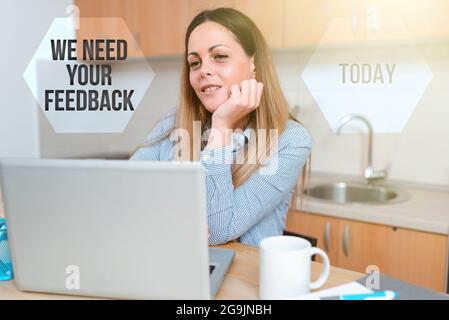 Affichage des affiches nous avons besoin de vos commentaires. Mot pour Donnez-nous vos idées et suggestions sur ce qui peut améliorer l'expérience de partage par le biais de la vidéo Blogging Banque D'Images