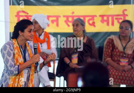 New Delhi, Inde. 26 juillet 2021. NEW DELHI, INDE - 26 JUILLET : l'acteur et activiste social Gul Panag s'adresse à des femmes manifestants lors d'une manifestation contre les nouvelles lois agricoles à Jantar Mantar le 26 juillet 2021 à New Delhi, Inde. L'organe-cadre des syndicats d'agriculteurs proteste contre les trois lois agricoles litigieuses depuis novembre 22. (Photo de Raj K Raj/Hindustan Times/Sipa USA) Credit: SIPA USA/Alay Live News Banque D'Images