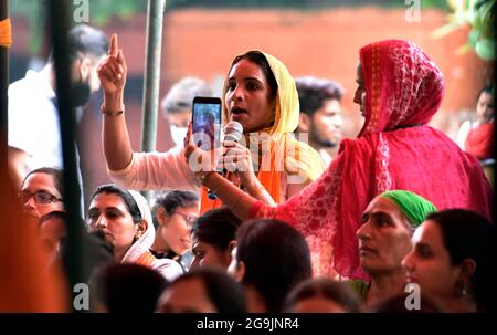 New Delhi, Inde. 26 juillet 2021. NEW DELHI, INDE - JUILLET 26 : un participant soulève une question alors que le groupe de 200 agricultrices a pris le départ de Delhi pour accueillir la toute première Mahila Kisan Sansad contre trois factures agricoles à jantar Mantar le 26 juillet 2021 à New Delhi, en Inde. L'organe-cadre des syndicats d'agriculteurs proteste contre les trois lois agricoles litigieuses depuis novembre 22. (Photo de Mohd Zakir/Hindustan Times/Sipa USA) crédit: SIPA USA/Alay Live News Banque D'Images