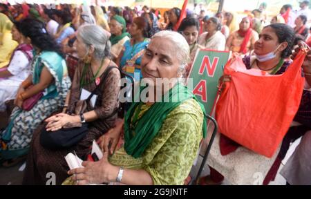 New Delhi, Inde. 26 juillet 2021. NEW DELHI, INDE - JUILLET 26: La militante sociale Medha Patkar parmi les femmes manifestants lors d'une manifestation contre les nouvelles lois agricoles à Jantar Mantar le 26 juillet 2021 à New Delhi, Inde. L'organe-cadre des syndicats d'agriculteurs proteste contre les trois lois agricoles litigieuses depuis novembre 22. (Photo de Raj K Raj/Hindustan Times/Sipa USA) Credit: SIPA USA/Alay Live News Banque D'Images