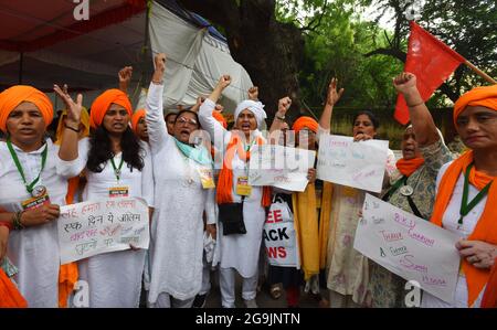 New Delhi, Inde. 26 juillet 2021. NEW DELHI, INDE - JUILLET 26 : un groupe de 200 agricultrices a pris le départ à Delhi pour accueillir la toute première Mahila Kisan Sansad contre trois factures agricoles à jantar Mantar le 26 juillet 2021 à New Delhi, en Inde. L'organe-cadre des syndicats d'agriculteurs proteste contre les trois lois agricoles litigieuses depuis novembre 22. (Photo de Mohd Zakir/Hindustan Times/Sipa USA) crédit: SIPA USA/Alay Live News Banque D'Images