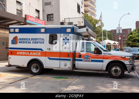 Centre médical de l'hôpital de la Jamaïque ambulance garée à l'entrée d'urgence de l'hôpital des collines forestières juives de long Island à Forest Hills, Queens Banque D'Images