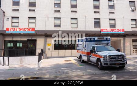 Entrée d'urgence à l'hôpital de long Island Jewish Forest Hills sur la 66e avenue de Forest Hills Queens, New York, avec ambulance garée, une division de N Banque D'Images