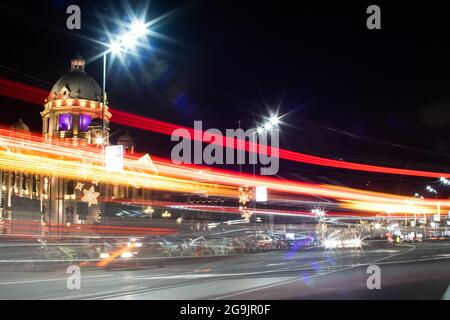 Place de jonction à Belgrade, Serbie. Nuit, exposition longue lumière. Trafic. Banque D'Images