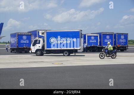 San Luis Talpa, Salvador. 26 juillet 2021. Les doses de vaccin sont préparées pour être transportées par les travailleurs. El Salvador a reçu une nouvelle expédition contenant 1 million de doses de vaccin CORONACV COVID-19. (Image de crédit: © Camilo Freedman/ZUMA Press Wire) Banque D'Images