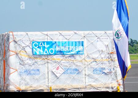 San Luis Talpa, Salvador. 26 juillet 2021. Les doses de vaccin sont préparées pour être transportées par les travailleurs. El Salvador a reçu une nouvelle expédition contenant 1 million de doses de vaccin CORONACV COVID-19. (Image de crédit: © Camilo Freedman/ZUMA Press Wire) Banque D'Images