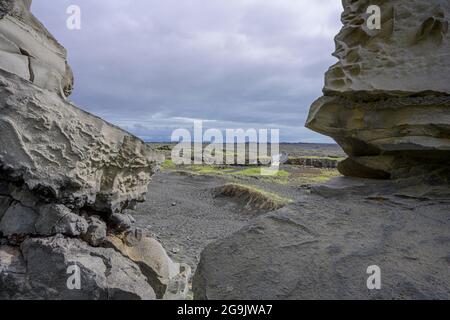 Tufffelsen en arrière-plan Pont entre les continents, Reykjanesbaer, Suournes, Islande Banque D'Images