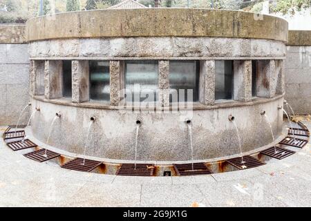 Prise publique d'eau minérale à Luso, Portugal Banque D'Images