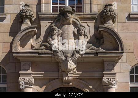 Détail du portail d'entrée de la Wilhelmspost, construite en 1906, ancienne Oberpostdirektion, aujourd'hui partie de l'université, Bamberg, haute-Franconie Banque D'Images