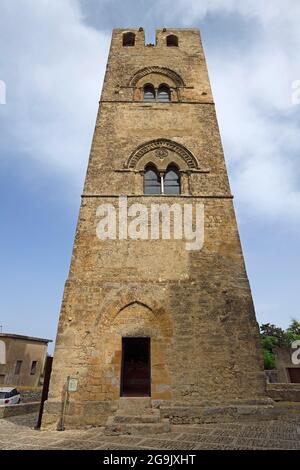 Tour de la Chiesa Madre ou Duomo dell'Assunta, village de montagne d'Erice, Sicile, Italie Banque D'Images
