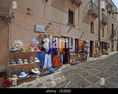 Ruelles confortables avec des pavés historiques et des boutiques dans le village de montagne d'Erice, Sicile, Italie Banque D'Images