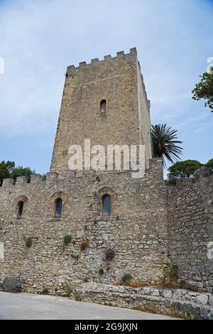 Tour dans le mur du château, Castello di Venere, village de montagne d'Erice, Sicile, Italie Banque D'Images