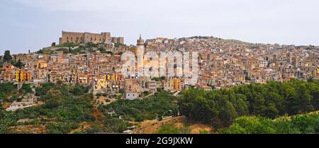 Vue sur le village de montagne de Caccamo, Sicile, Italie Banque D'Images