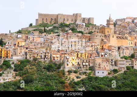 Vue sur le village de montagne de Caccamo, Sicile, Italie Banque D'Images