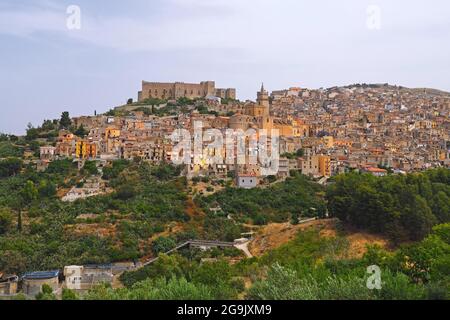 Vue sur le village de montagne de Caccamo, Sicile, Italie Banque D'Images