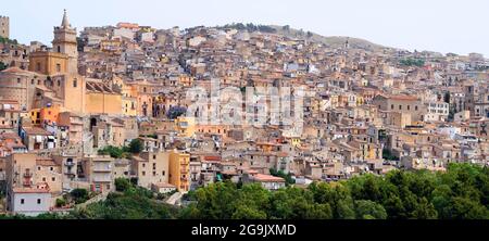 Vue sur le village de montagne de Caccamo, Sicile, Italie Banque D'Images