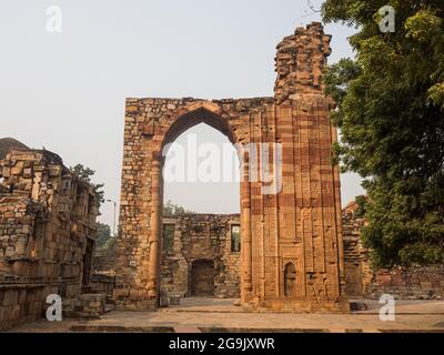 Ruines, complexe de Qutb Minar, site classé au patrimoine mondial de l'UNESCO, Delhi, Inde Banque D'Images