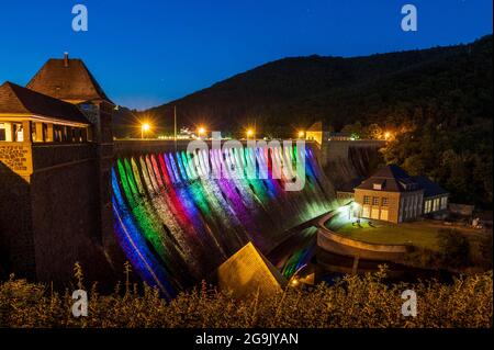 Mur de barrage éclairé au crépuscule, Edersee, Ederstausee, Edertalsperre, derrière Schloss Waldeck, Hesse, Allemagne Banque D'Images