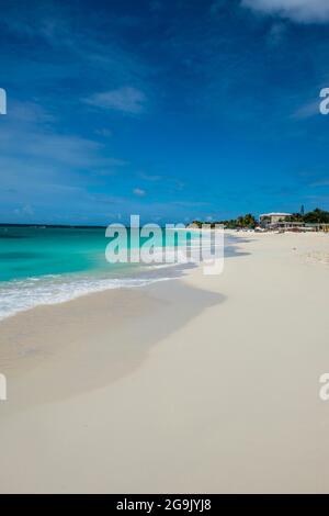 Eaux turquoise et sable blanc sur la plage de classe mondiale de Shoal Bay East, Anguilla, Caraïbes, territoire britannique Oversea, Royaume-Uni Banque D'Images