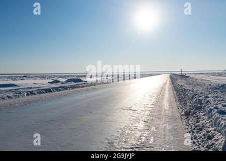 Route de glace sur la rivière Lena gelée, route des os, République de Sakha, Yakutia, Russie Banque D'Images