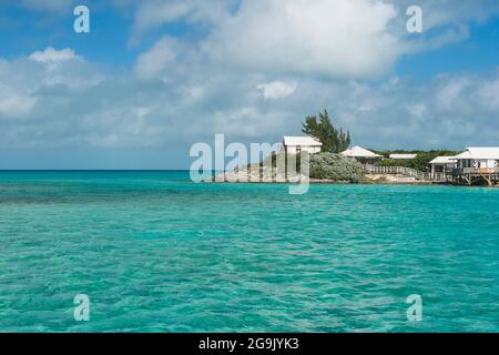 Petit hôtel sur un caye dans les eaux turquoise des Exumas, Bahamas, Caraïbes Banque D'Images