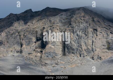 Pente rocheuse, volcan de table Heroubreio ou Herdubreid, hauts plateaux islandais, Islande Banque D'Images