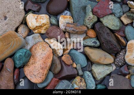 Roche de rhyolite colorée par un ruisseau, Lonsoeraefi, sud-est de l'Islande Banque D'Images