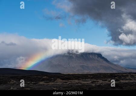 Arc-en-ciel et nuages au volcan de table Heroubreio ou Herdubreid, les Highlands islandais, Islande Banque D'Images