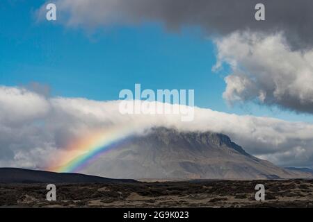 Arc-en-ciel et nuages au volcan de table Heroubreio ou Herdubreid, les Highlands islandais, Islande Banque D'Images