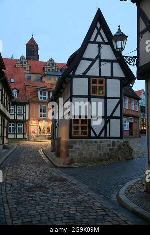 Maisons à colombages sous le Schlossberg, Quedlinburg, Harz, Saxe-Anhalt, Allemagne Banque D'Images